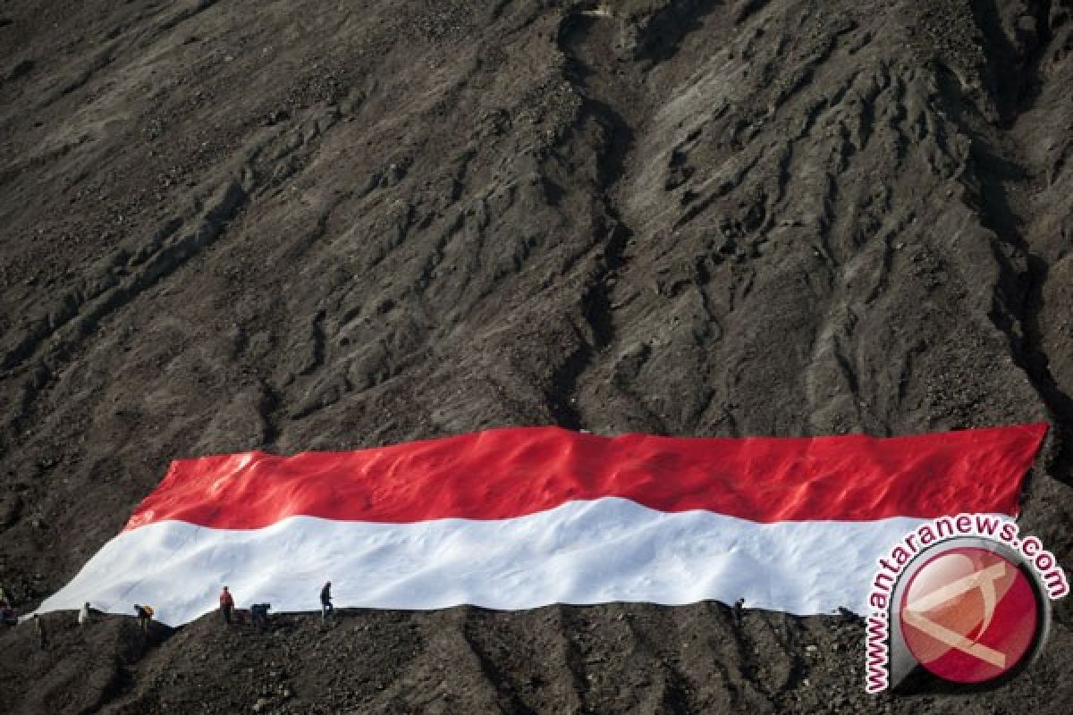 Ratusan Aremania-TNI bentangkan bendera "Raksasa" jelang pertandingan