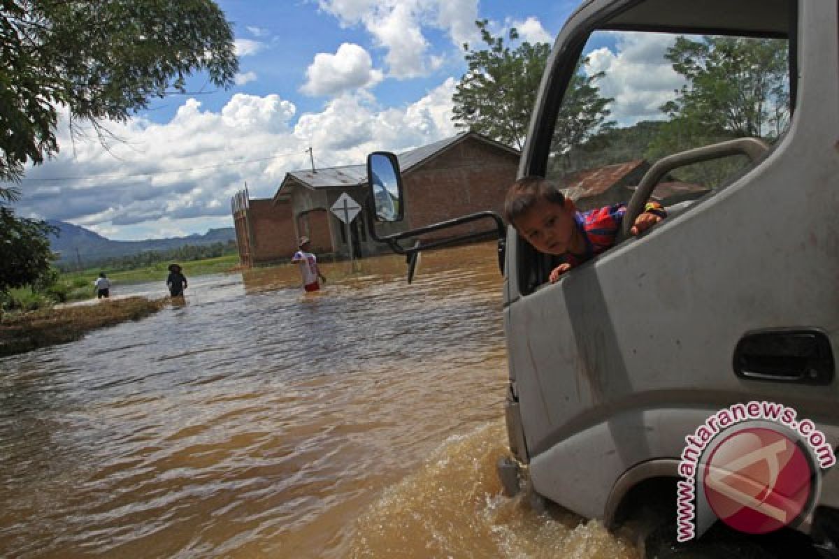 BENCANA BANJIR - Trans utara Flores putus 