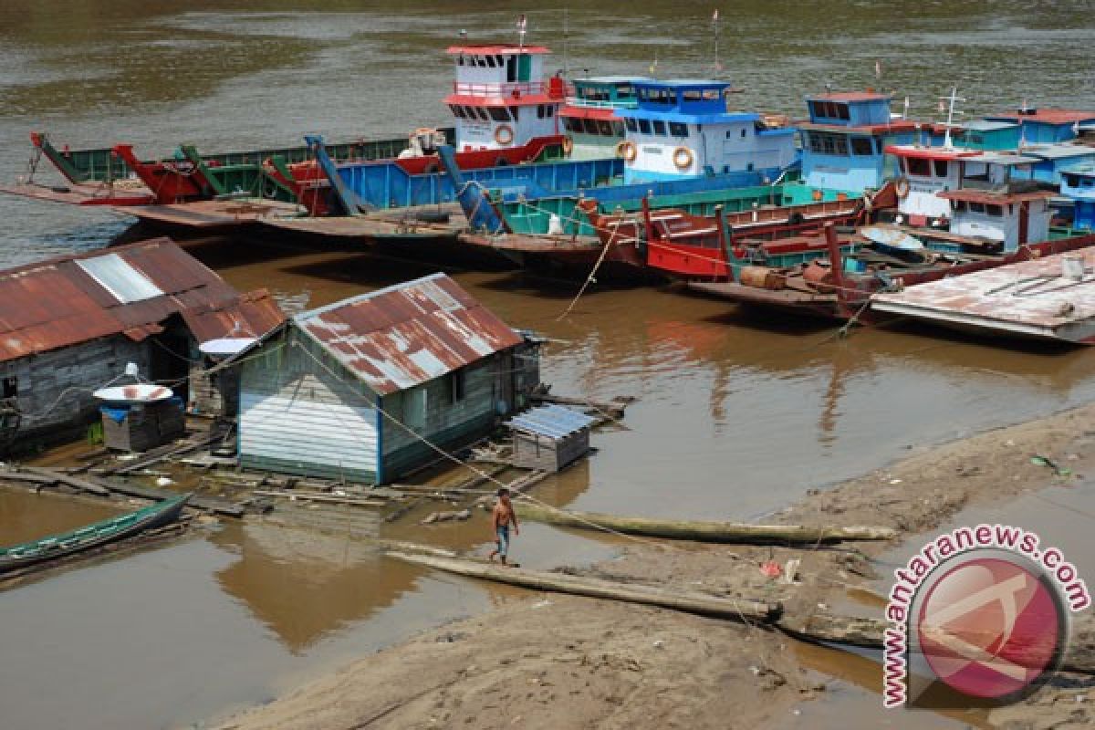 Pedalaman sungai Barito surut, transportasi terganggu