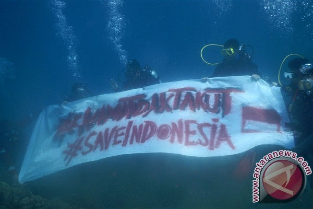 BOM JAKARTA - Penyelam bentangkan spanduk #kamitidaktakut
