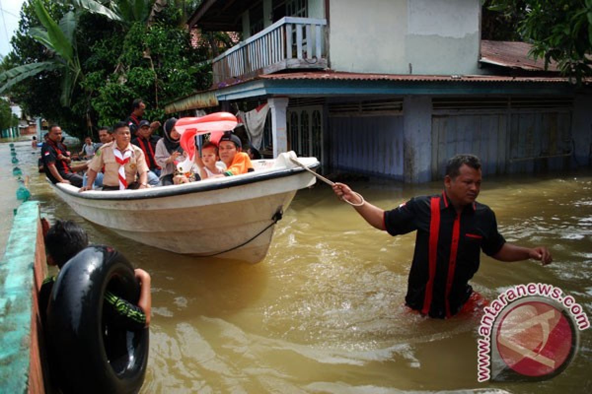 Banjir kiriman Sumbar mulai menggenangi Kampar