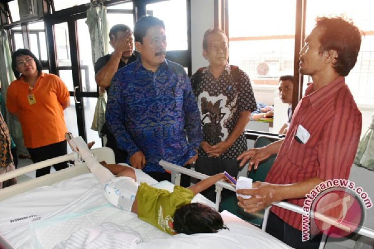 Penjabat Bupati Karangasem Serahkan Santunan Biaya Operasi Bocah Keluarga Kurang Mampu