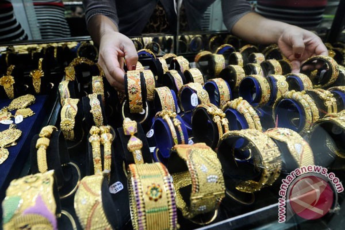 Telepon Pintar Picu Penurunan Penjualan Perhiasan Emas