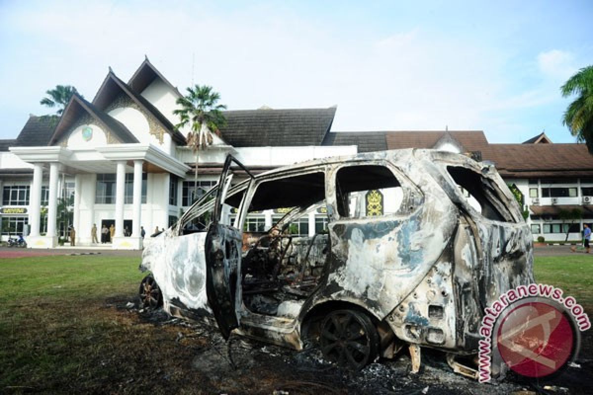 Mobil diduga milik anggota Gafatar dibakar