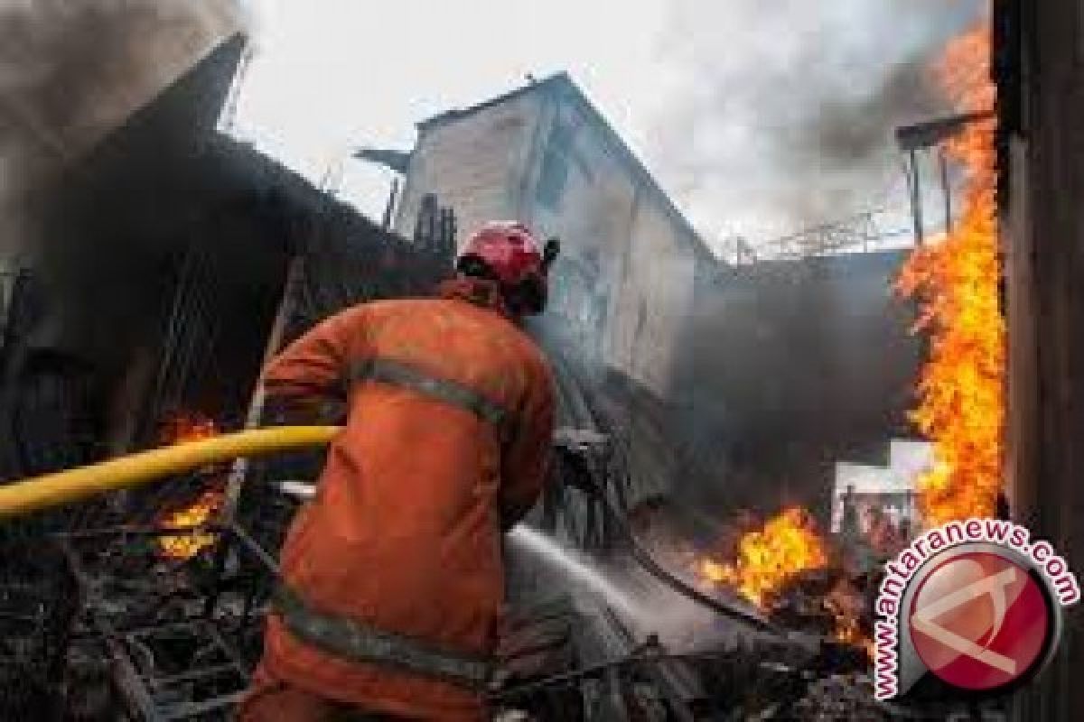 Rumah warga sebelah gedung KPU Sumsel terbakar 