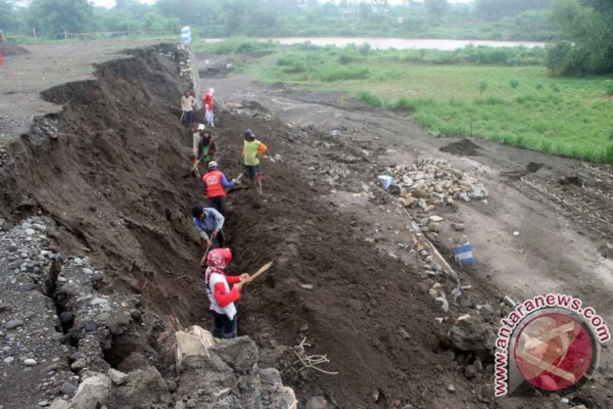 Bupati Tulungagung Perintahkan PU Selidiki Talud Ambrol