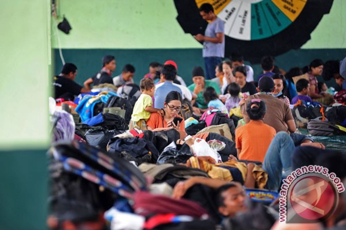 KRI Teluk Banten bawa 715 eks Gafatar ke Jawa