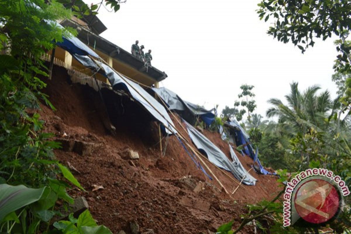 BPBD pasang peringatan rawan longsor lereng Wilis