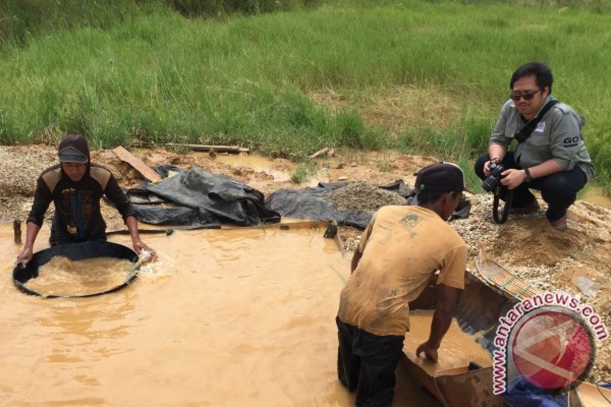 Menengok pendulangan intan tradisional Kalimantan