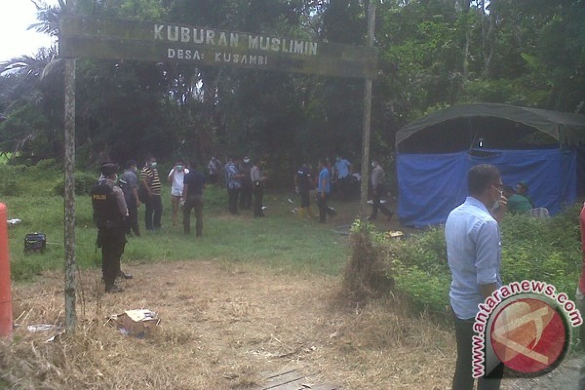 Polisi Bongkar Kuburan Ungkap Kematian Suami Siri Atni