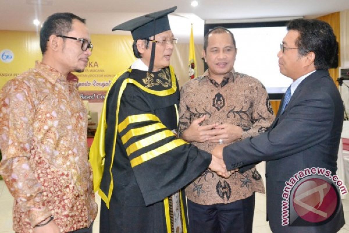 SUDHAMEK AWS RAIH GELAR DOKTOR HONORIS CAUSA