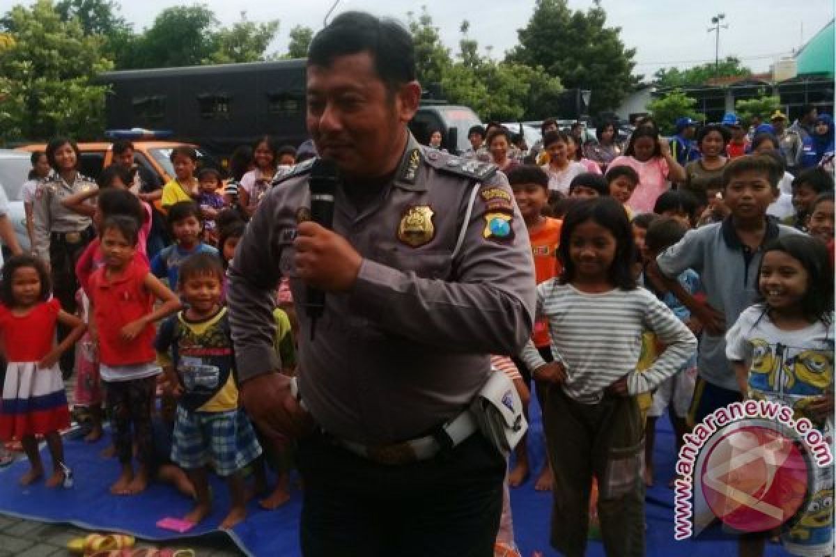 Polisi Surabaya Hibur Anak-Anak Mantan Gafatar
