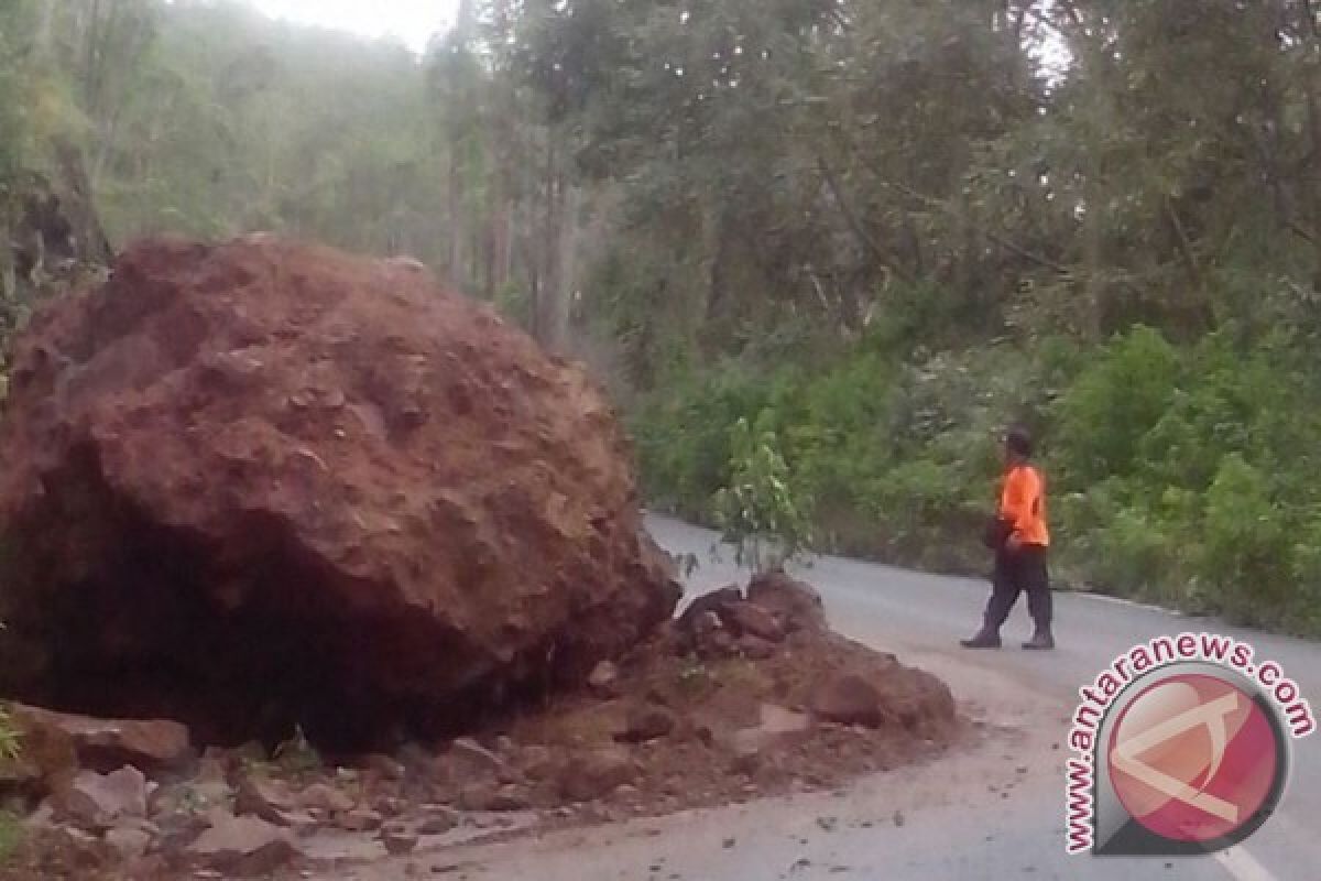 Jalur Alternatif Sarangan-Karanganyar Tertutup Batu Longsor