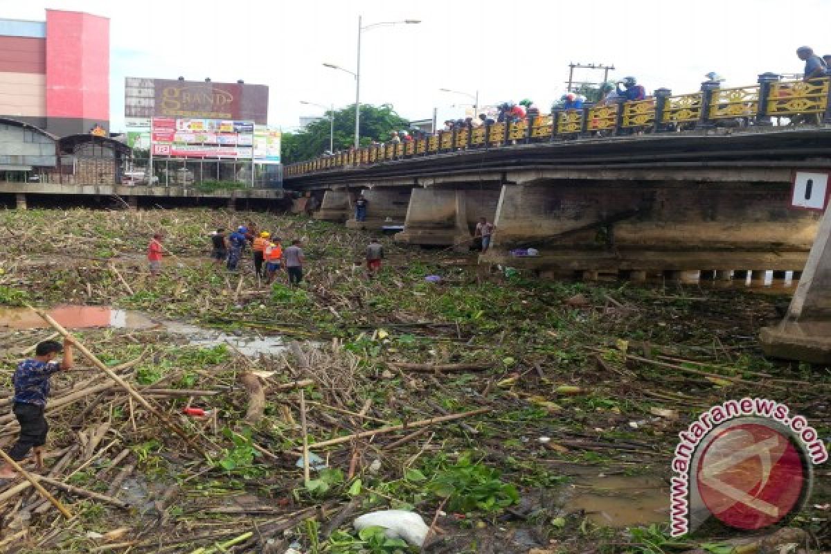 Satpolair Banjarmasin Bersihkan Sampah Ganggu 