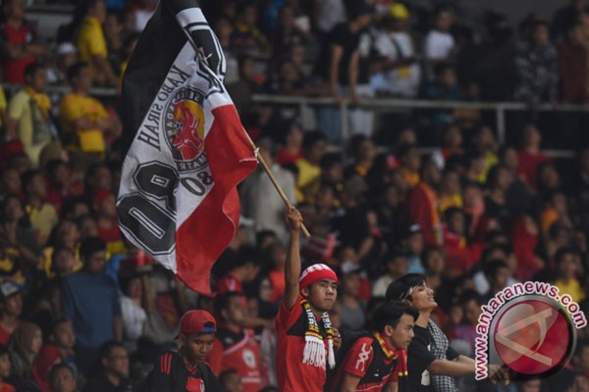 GBK dipenuhi suporter Semen Padang dan Mitra Kukar