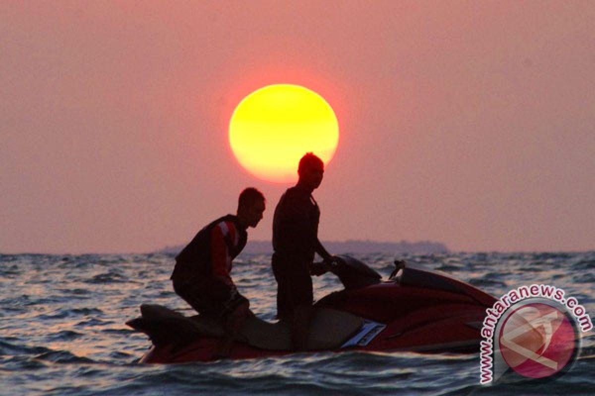 Libur Lebaran, pantai Padang dikunjungi 50.000 orang per hari