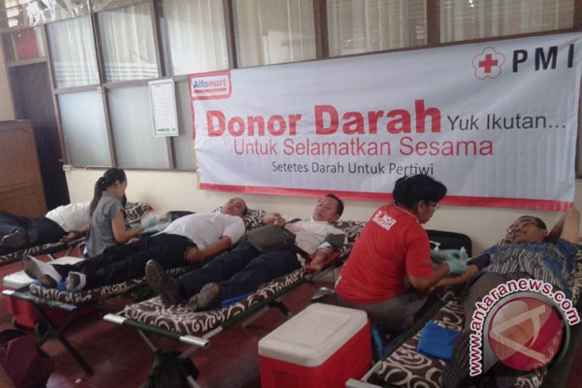 Alfamart-PMI-UNR Gelar Donor Darah