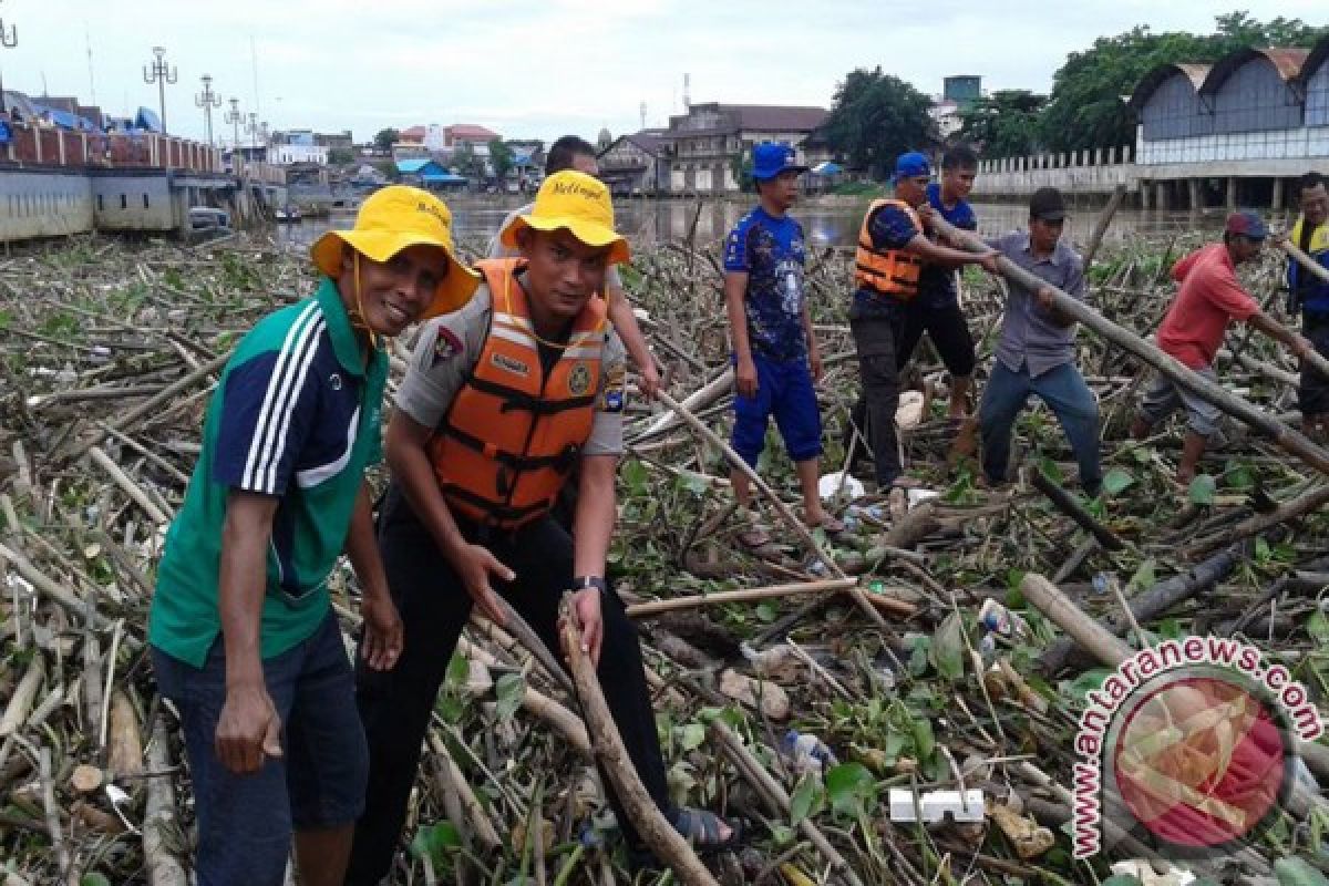 Water Police and Melingai Clean Up Trash Disrupted River Traffic