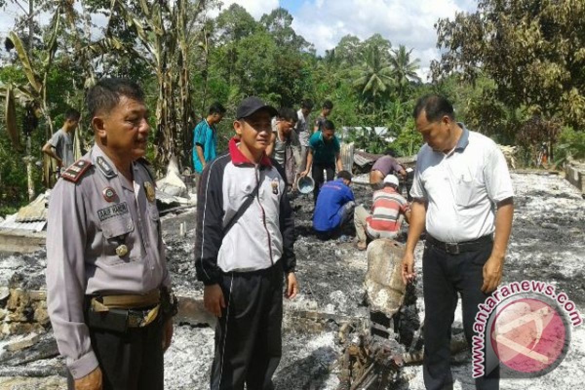 Rumah Kades Simanaere Terbakar