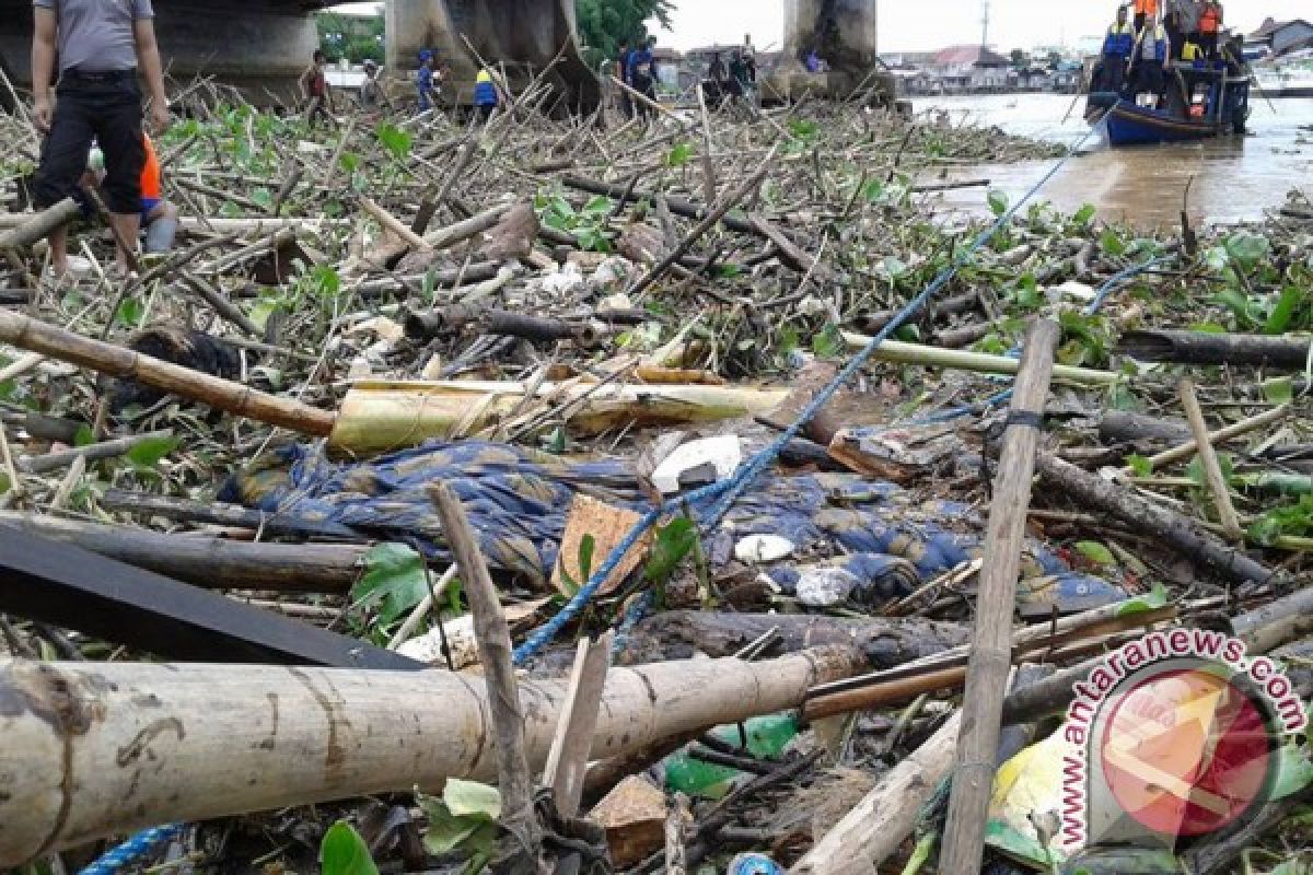 Banjarmasin Turunkan Dua Kapal Sapu-sapu Halau Sampah 