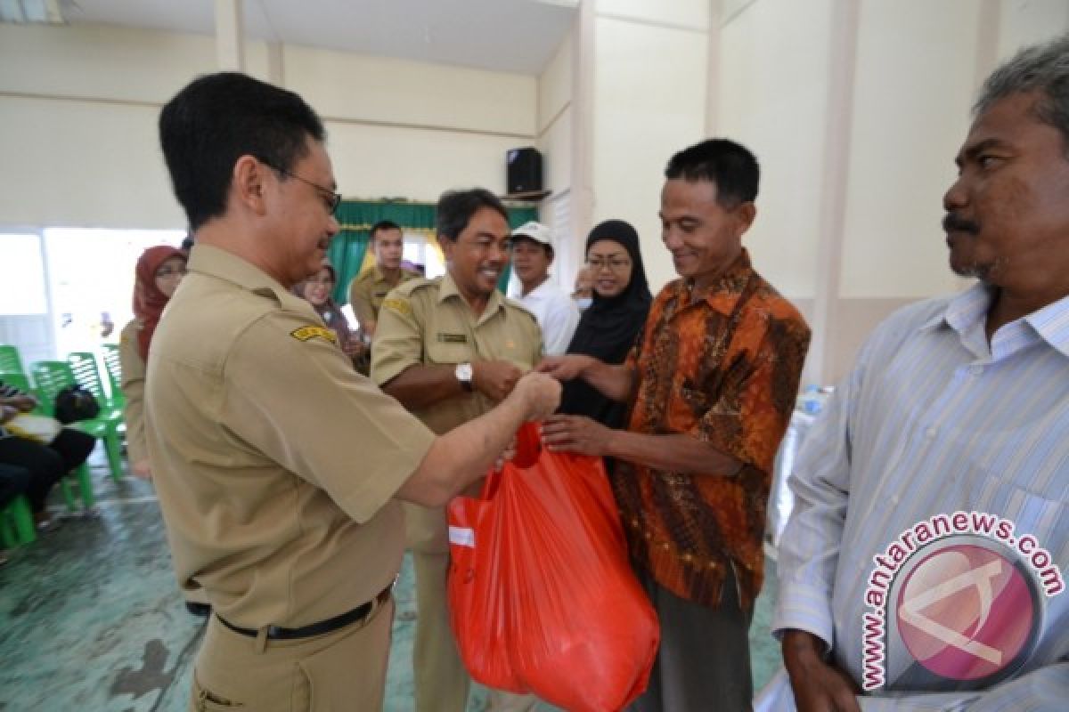 Pemkot Pontianak Berikan Bantuan Beras Kepada Nelayan