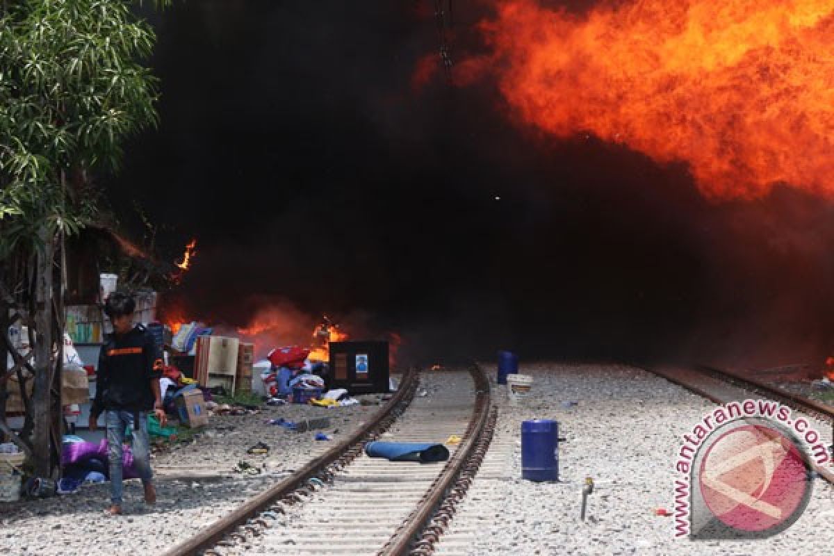 Kebakaran di Kampung Bandan ganggu perjalanan kereta