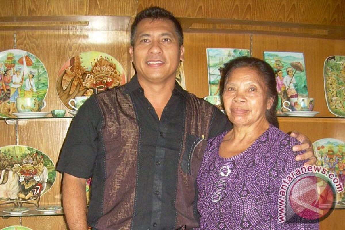 Putu Lengkong dan Mimpi Museum Lukisan Keramik