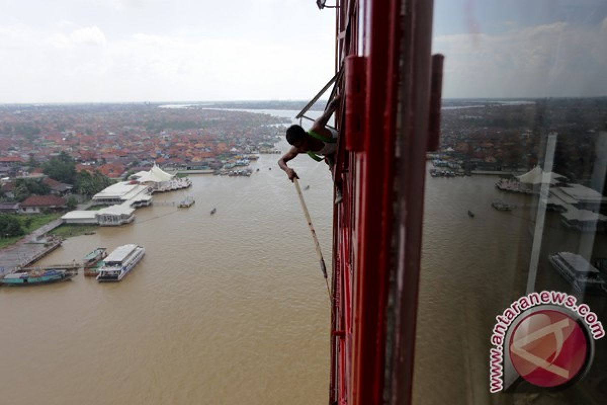 Pengecatan Jembatan Ampera