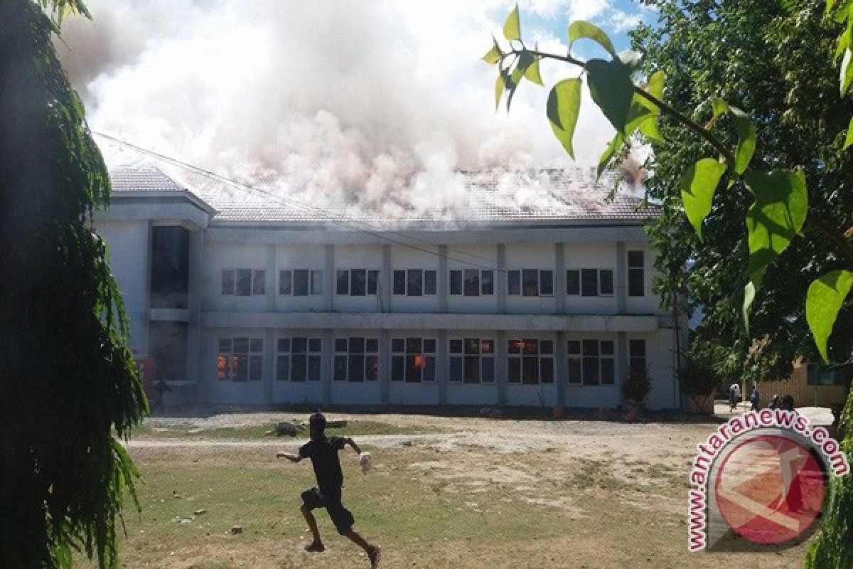 Gedung SMA Negeri 2 Palu Ludes Terbakar 