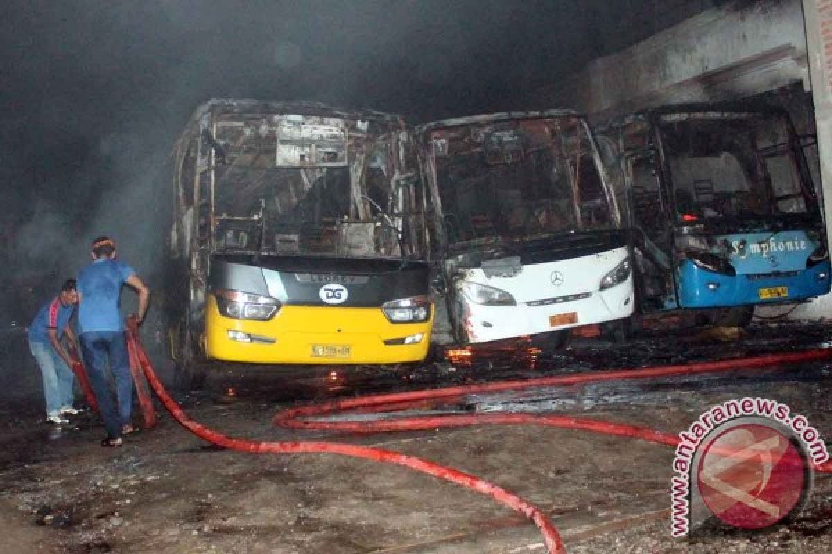 Polisi Selidiki Kebakaran Tiga Bus Pariwisata Tulungagung