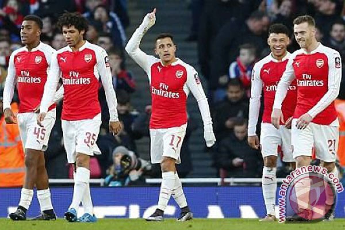 Dua gol Sanchez bawa Arsenal ke peringkat ketiga