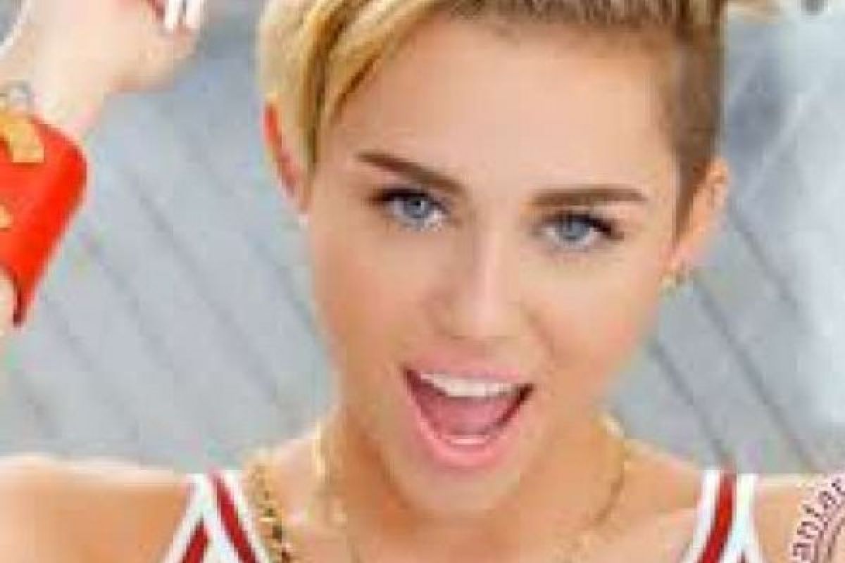 Miley Cyrus Belum Juga Bisa Move On  Dari Liam Hemsworth