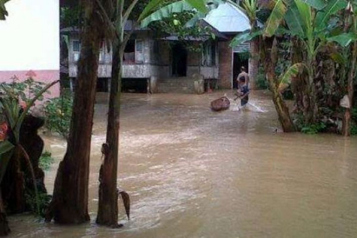 Akibat Banjir Sampai Merendam Sumur, Warga Kuansing Kesulitan Air Bersih