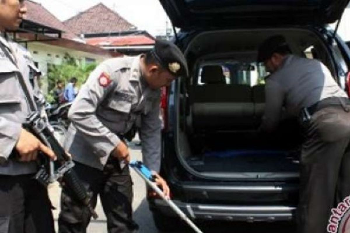 Polres Dumai Periksa Pengunjung Vihara dengan Alat Pendeteksi Logam