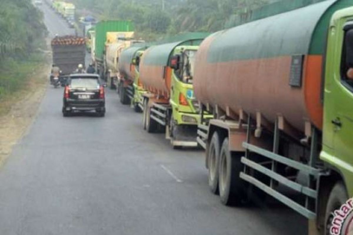 Sekarang Banjir di Jalan Pekanbaru-Kampar,Lalu Lintas Macet Parah