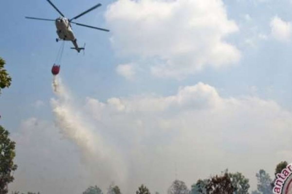 Terkendala Akses, Pemadaman Karlahut di Dumai Gunakan Bom Air Helikopter