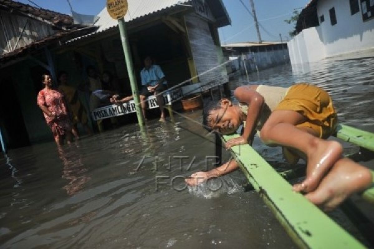 Floods Inundate Three Villages in Pekalongan
