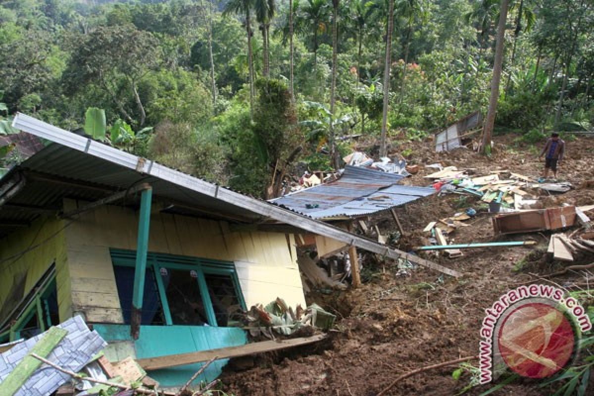 Tanah longsor rusak rumah warga Kabupaten Malang