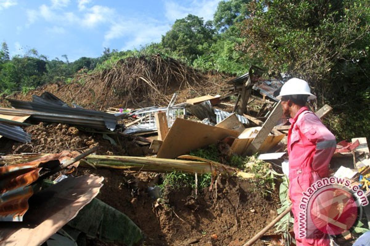 Akses Sumut - Sumbar putus karena longsor di Pasaman