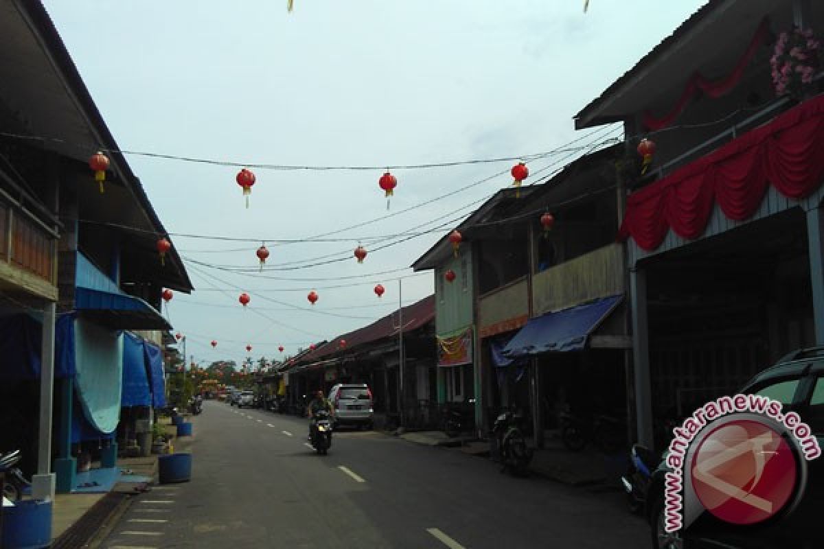 Warga Tionghoa Lingga Hiasi Jalan dengan Lampion