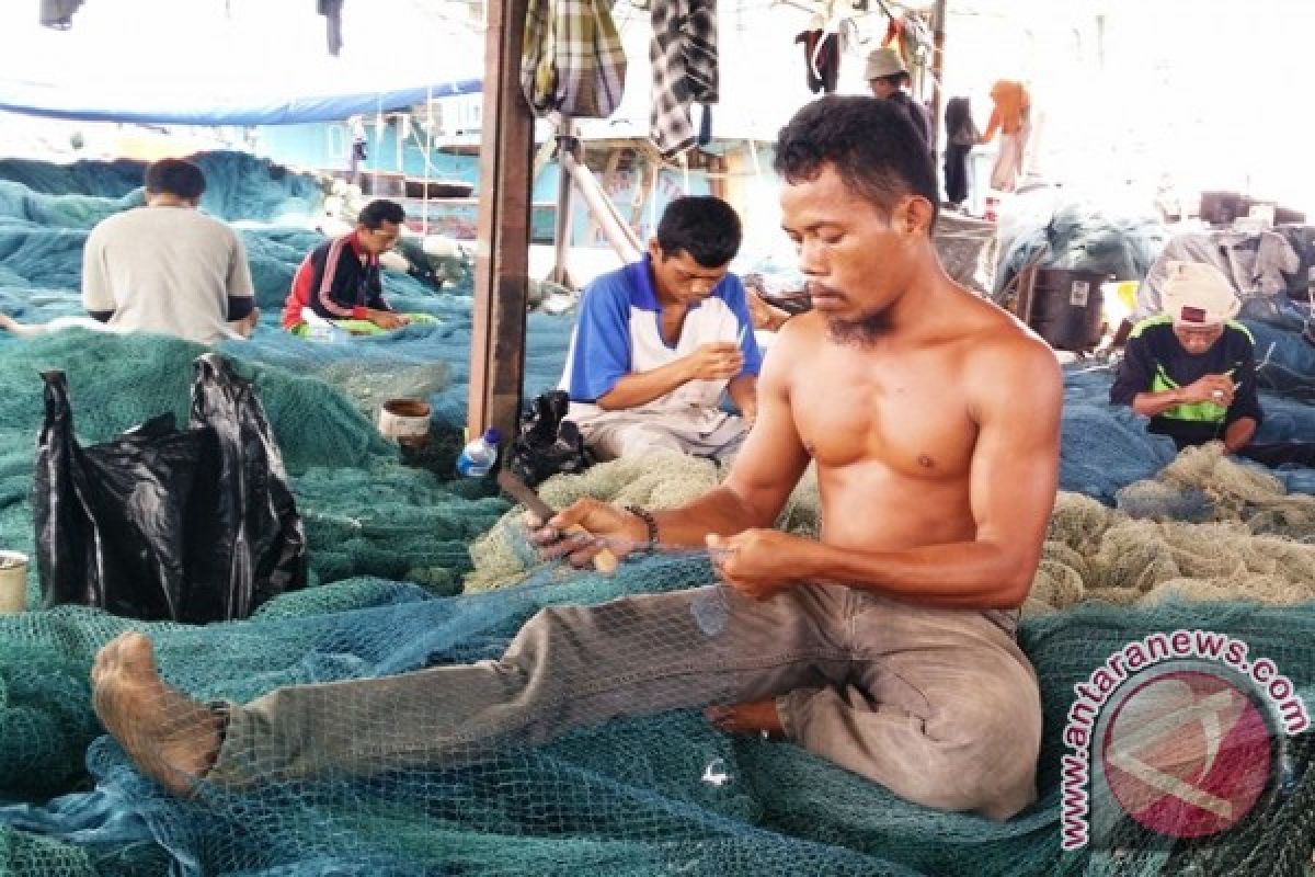 Jelang melaut, nelayan perbaiki jaring