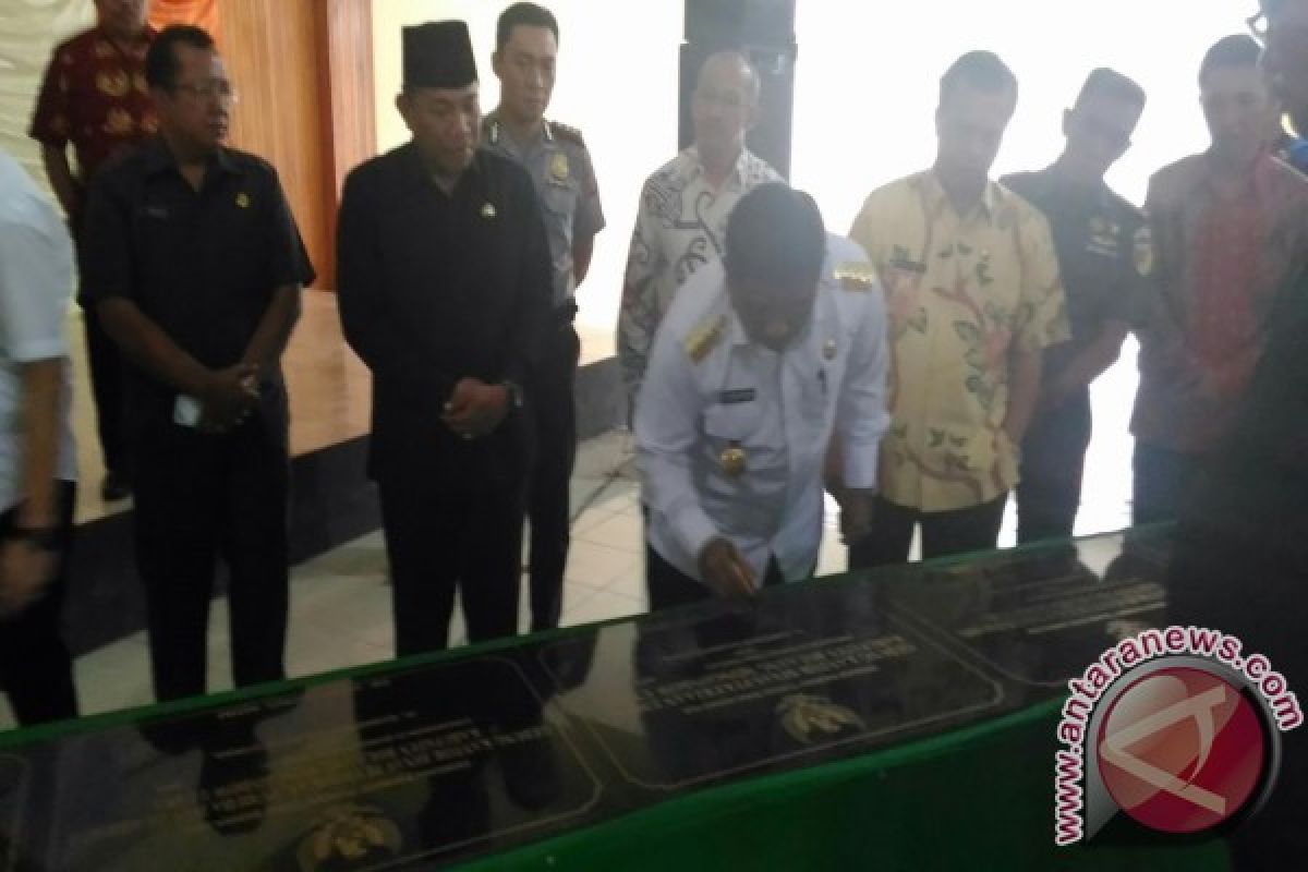 Gubernur Resmikan Proyek Air Bersih Region Timur