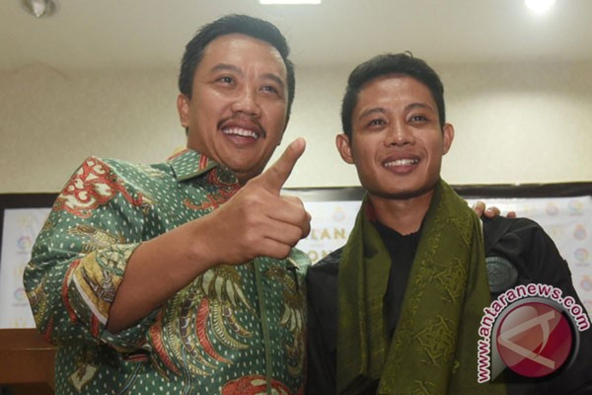 Menpora bekali Evan Dimas sarung sebelum ke Spanyol