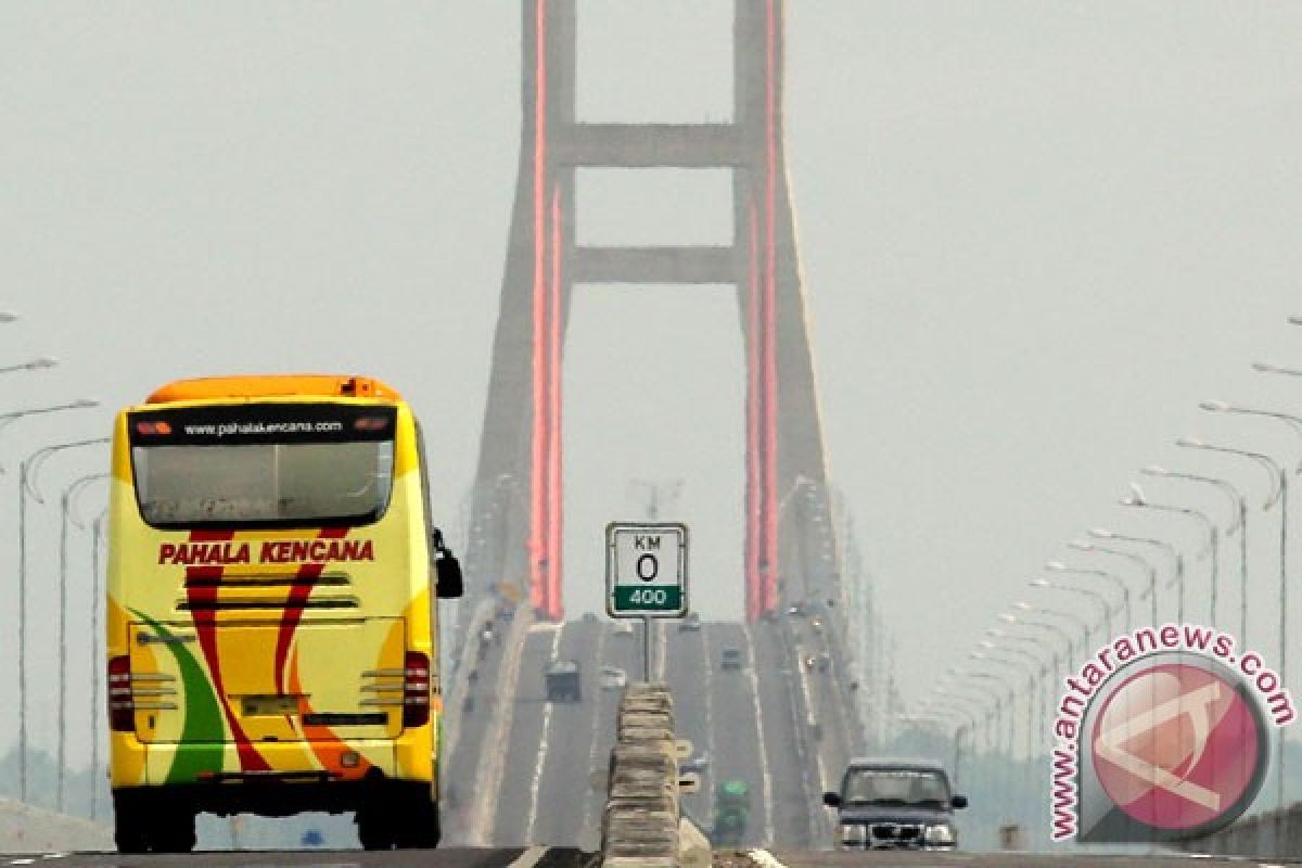 Mobil sedan terbakar di Jembatan Suramadu