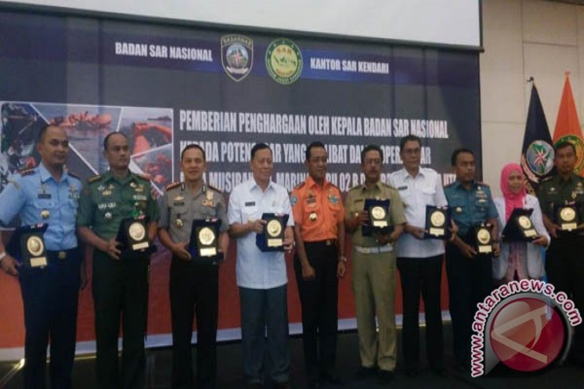 Basarnas Beri Penghargaan Tim Operasi Kecelakaan Marina 