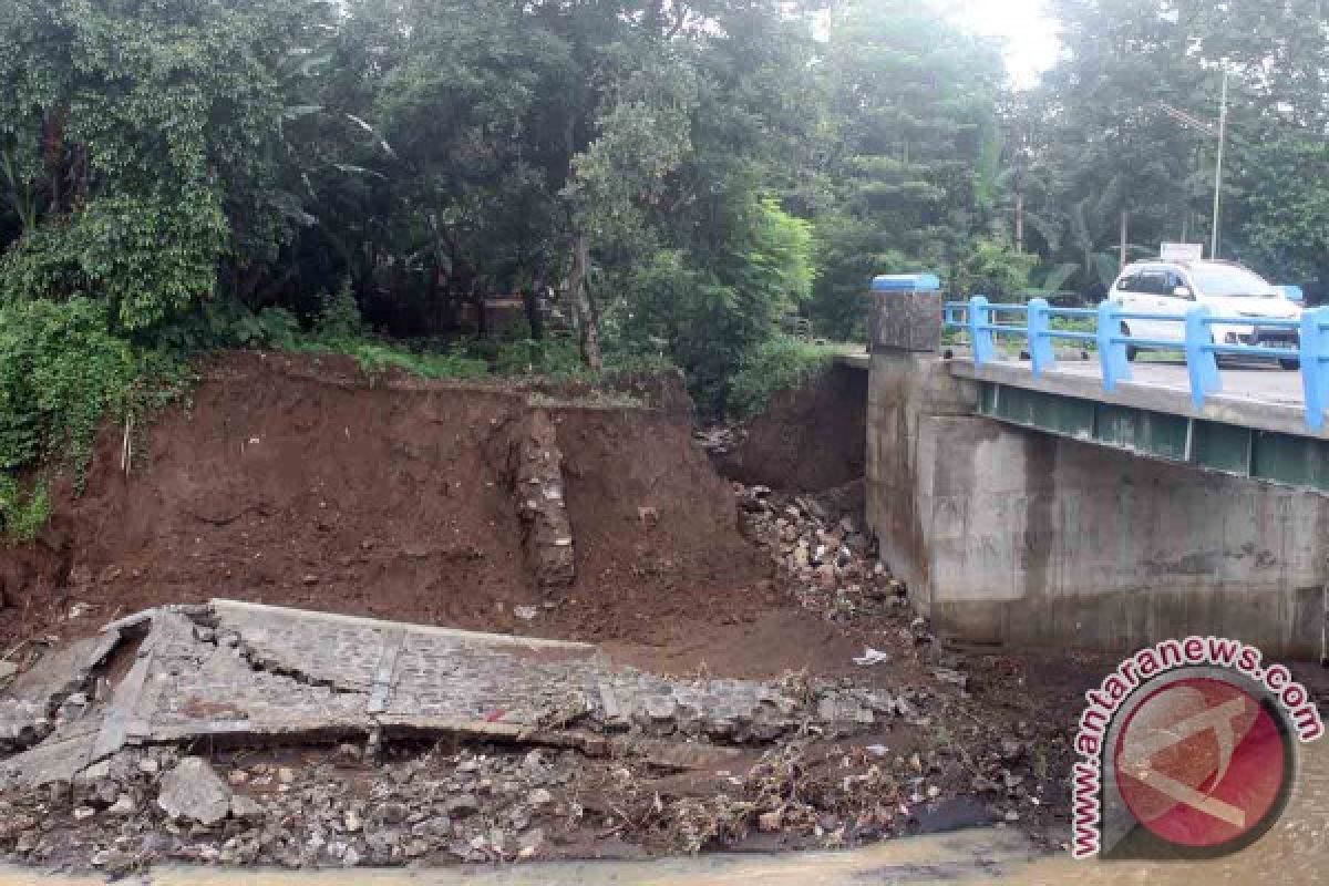 Pelengseng Jembatan Tulungagung Ambrol Diterjang Banjir