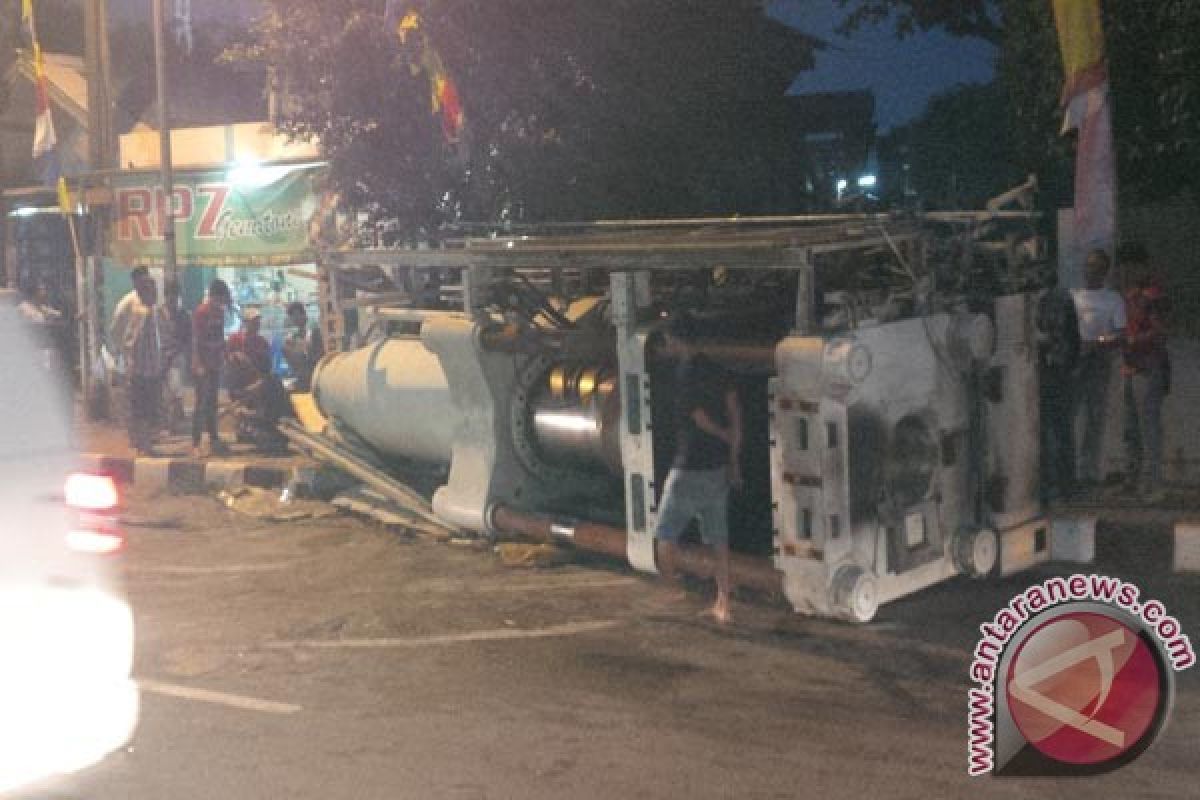 Kontainer Berbobot 30 Ton Terguling Di Bekasi 