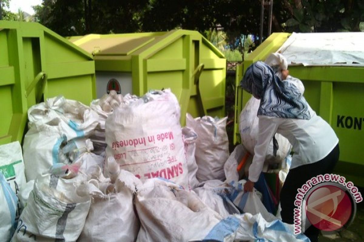 Pemkab HSU Beli Sampah Warga