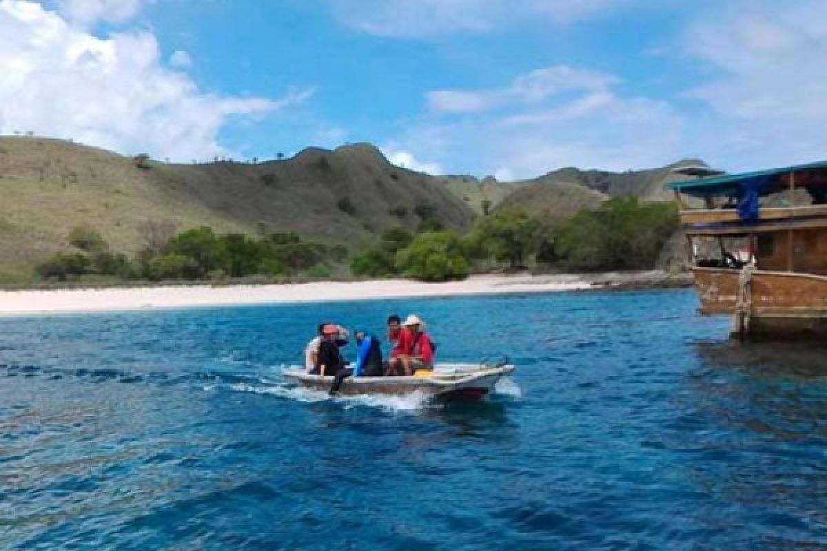 Mereka Jaga Betul Pantai Merah Pulau Komodo!