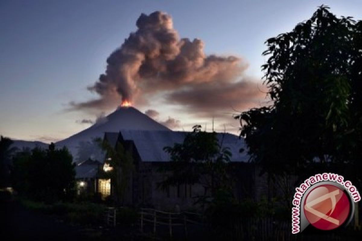 Gunung Soputan kembali meletus